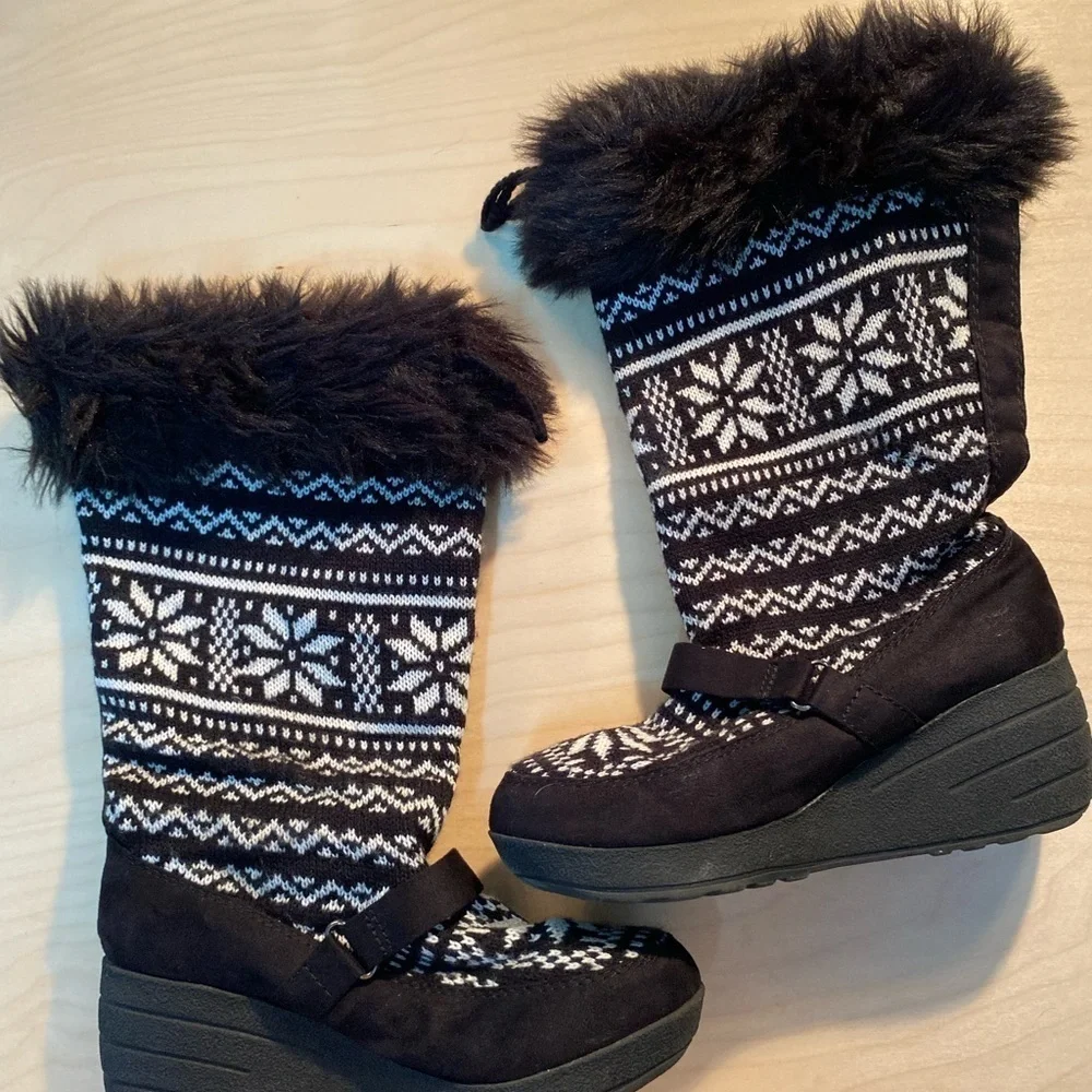 Red Camel Summit Black White Knit Snowflake Wedge Boot size 8M (GO)